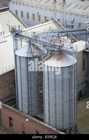 Silos per il grano presso la birreria Guinness a Dublino in Irlanda. Foto Stock