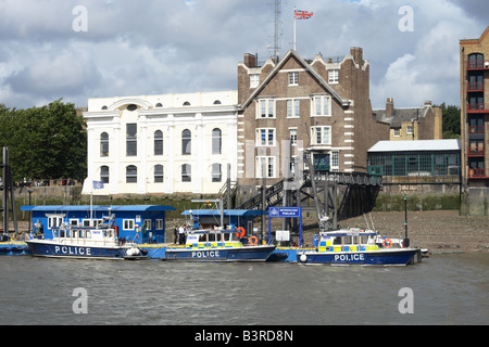 Londra Wapping stazione di polizia sul Fiume Tamigi è sede della Metropolitan Police Marine Unità di supporto con barche Foto Stock