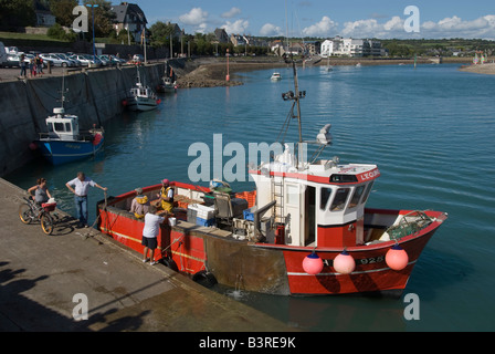 Il porto di Carteret, Normandia, Francia. Una barca da pesca che vende le sue catture di frutti di mare appena pescati Foto Stock