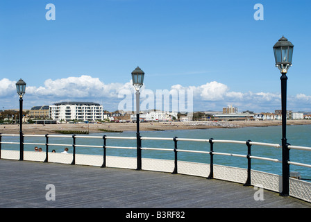 Proprietà lungomare visto dal molo a Worthing West Sussex England Foto Stock