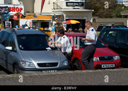 Il traffico operai emettere i biglietti per il parcheggio sul lungomare Worthing West Sussex England Foto Stock