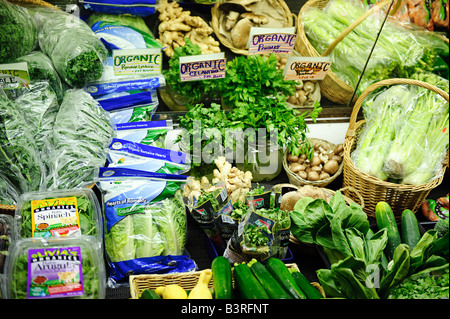 Ortaggi freschi visualizzati in organico al negozio di generi alimentari Foto Stock