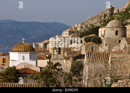 Guardando attraverso le vecchie mura della città Bizantina di Monemvasia in Laconia sud del Peloponneso Grecia Foto Stock