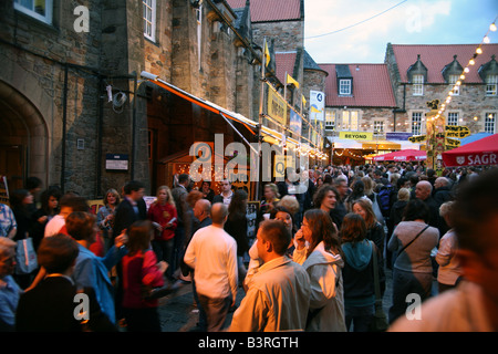 Folla nel cortile Pleasance, popolare Edinburgh Fringe Festival Luogo Foto Stock