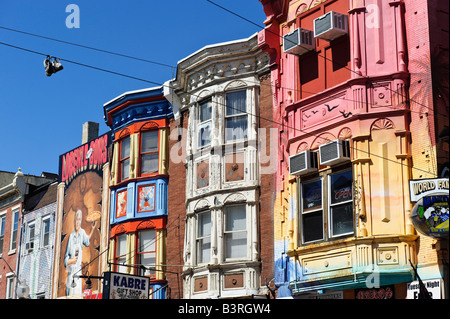 Colorati edifici shop situato su South Street l'area alla moda di Filadelfia in Pennsylvania Foto Stock