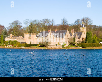 La fortezza di un lago del parco di Newstead Abbey nel Nottinghamshire, England Regno Unito Foto Stock