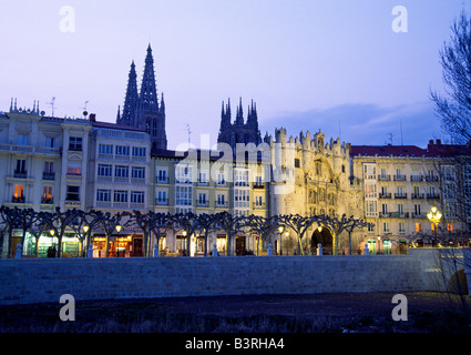 Paseo del Espolon e cattedrale. Vista notturna. A Burgos. Castiglia e Leon. Spagna. Foto Stock