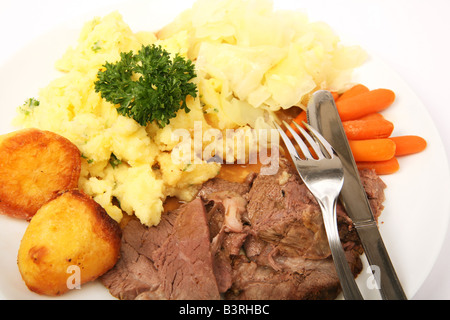 Un arrosto di agnello cena con patate arrosto carote purea di patate con prezzemolo e Cavoli lessi Foto Stock