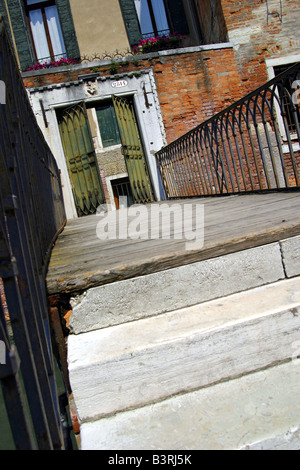 Le scale conducono su un canale e in un cortile privato a Venezia, Italia. Foto Stock