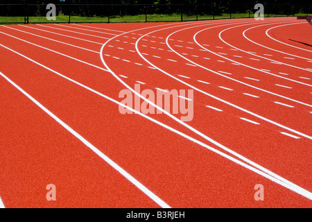 Rosso arancione acceso via con dritto bianco e della curvatura lane lines Foto Stock