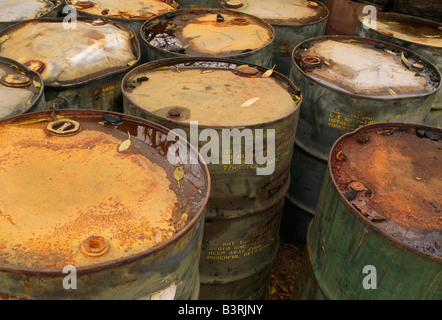 Deterioramento 55 gallone tamburi perde le sostanze chimiche. Foto Stock