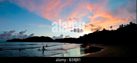 Tramonto sulla spiaggia di Playa La Ropa a Zihuatanejo Messico Foto Stock