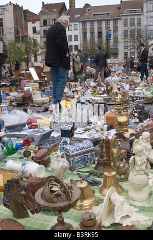 Place du jeu de Balle giornaliero del mercato delle pulci che vendono una vasta gamma di nuovi e di seconda mano elementi, Marolles district, Bruxelles, Belgio Foto Stock