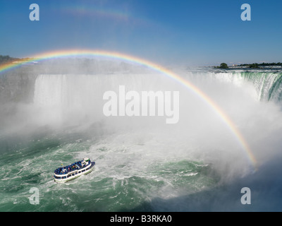 Canada,Ontario,Niagara Falls,la Domestica della Foschia tour barca si avvicina il canadese cade con un arcobaleno Foto Stock