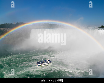 Canada,Ontario,Niagara Falls,la Domestica della Foschia tour barca si avvicina il canadese cade con un arcobaleno Foto Stock