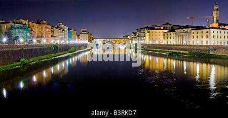 Ponte Vecchio sul fiume Arno Firenze Firenze di notte ad alta risoluzione Foto Stock