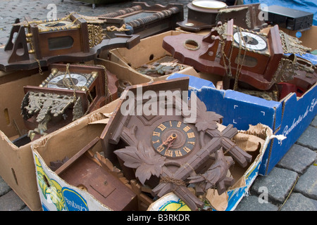 Place du jeu de Balle giornaliero del mercato delle pulci che vendono una vasta gamma di nuovi e di seconda mano elementi, Marolles district, Bruxelles, Belgio Foto Stock