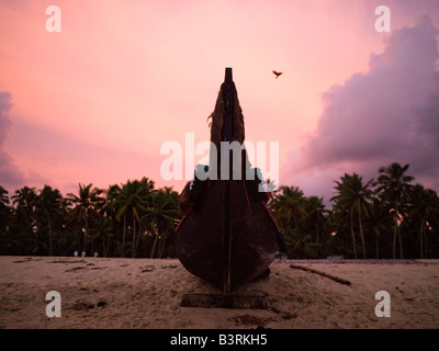 Barca a riva mare Arabico, Kerala, India Foto Stock