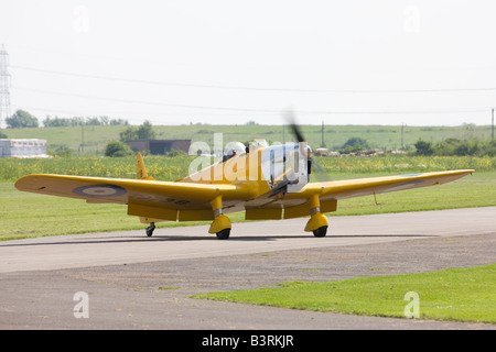 Miglia M14un falco Trainer (Magister) T9738 G-AKAT in rullaggio a Breighton Airfield Foto Stock