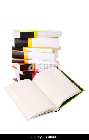 Libro Aperto e pila di libri isolato su bianco