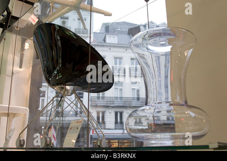 Gli interni alla moda store 'Kartell' vendita mobili di plastica e illuminazione da progettisti come Philippe Starck a Bruxelles Foto Stock