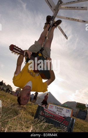 Uomo che suona la chitarra capovolto- busking (il suo nome è Ivan Inversion!) Foto Stock