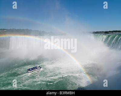 Canada,Ontario,Niagara Falls,la Domestica della Foschia avvicinando il canadese cade con un doppio arcobaleno Foto Stock