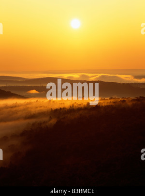 MISTY FOGGY SUNRISE VISTA DA FLAGSTAFF montagna sopra il paese di Jim Thorpe & LEHIGH RIVER, Pennsylvania, Stati Uniti d'America Foto Stock