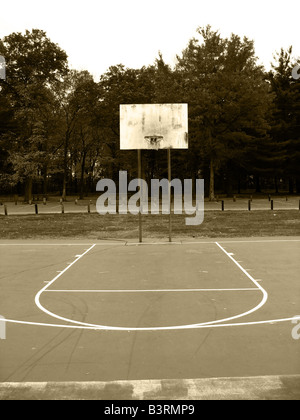 Un Basketball hoop trovato presso il parco in tonalità seppia Foto Stock