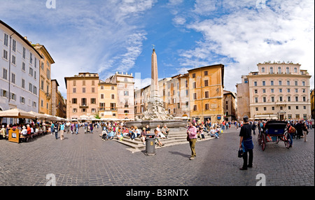 La piazza di fronte al Pantheon di Roma con la fresatura dei turisti circa le riprese panoramiche Foto Stock