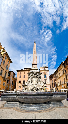 La piazza di fronte al Pantheon di Roma con la fresatura dei turisti circa le riprese panoramiche ad alta risoluzione Foto Stock