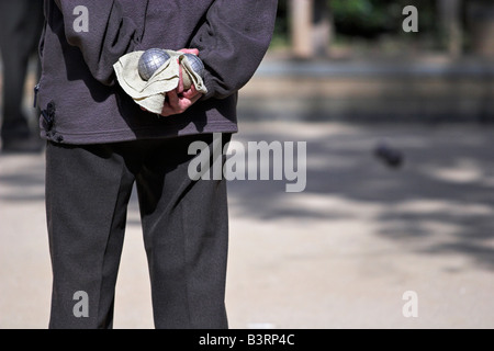 Più anziano signore giocare a bocce in un cortile pubblico a Barcellona, Spagna. Foto Stock