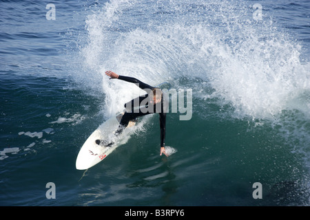 Un surfista eseguendo un cutback al sistema di cottura a vapore la corsia di Santa Cruz, California vaporetto s Lane è una famosa in tutto il mondo surf break Foto Stock