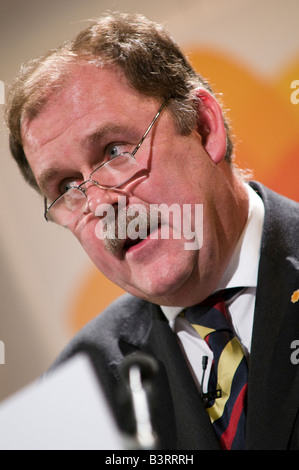 LLWYD ELFYN MP leader del Plaid Cymru gruppo a Westminster affrontando il Plaid Cymru welsh partito politico conferenza annuale Foto Stock