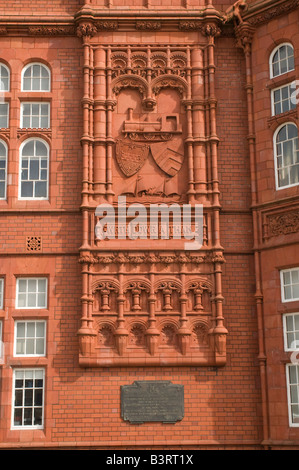 Una chiusura della carta murale dell'Edificio Pierhead, parte della Welsh Assembly Government nella Baia di Cardiff Galles Foto Stock