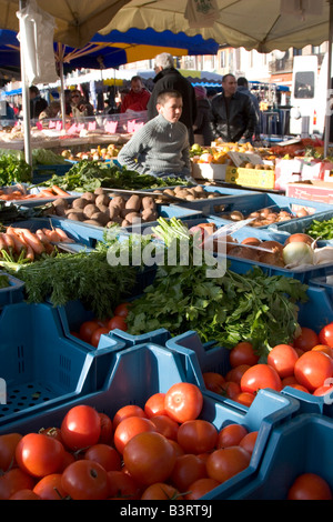 Un mattino luminoso al mercato Midi, uno dei più grandi d'Europa mercati all'aperto che si tiene ogni domenica vicino alla Gare du Midi di Bruxelles Belgio Foto Stock