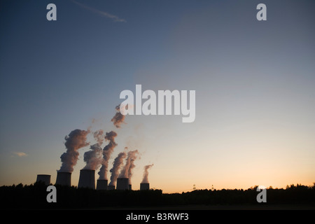 Brown centrali a carbone vegetale Jaenschwalde, uno dei mondi di centrali elettriche con la massima emissione durante il tramonto Foto Stock