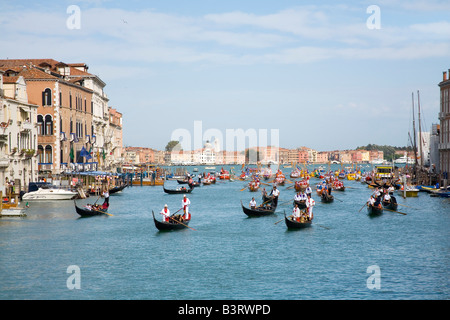 Gondole condurre la processione sul Canal Grande a Venezia per la Regata Storica che ha luogo ogni settembre Foto Stock