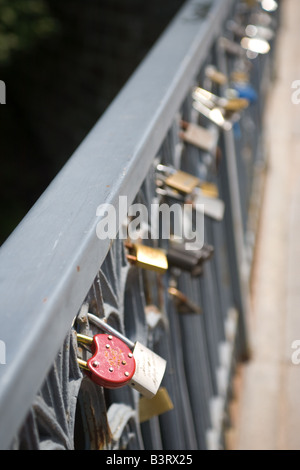 Serrature che simboleggia l'amore eterno all'ingresso della repubblica indipendente del distretto di Uzupis in Vilnius Lituania Foto Stock