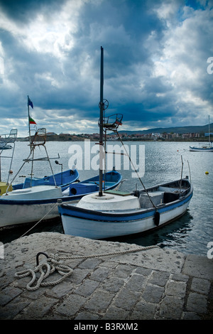 Barche nel porto di Tsarevo costa poco comune in Bulgaria Foto Stock