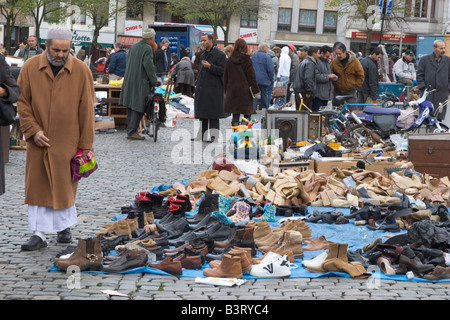 Place du jeu de Balle giornaliero del mercato delle pulci che vendono una vasta gamma di nuovi e di seconda mano elementi, Marolles district, Bruxelles, Belgio Foto Stock