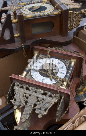 Place du jeu de Balle giornaliero del mercato delle pulci che vendono una vasta gamma di nuovi e di seconda mano elementi, Marolles district, Bruxelles, Belgio Foto Stock