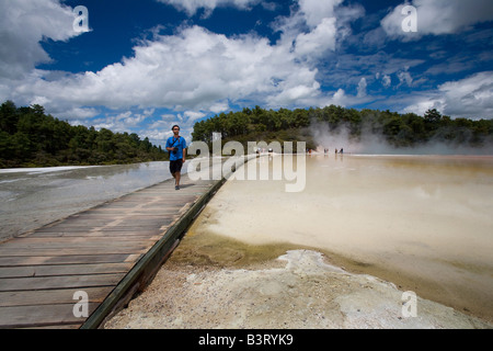 Uomo al sito geotermico, Wai-O-Tapu Thermal Wonderland sull Isola del nord della Nuova Zelanda Foto Stock