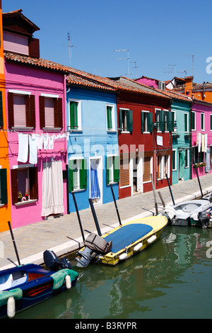 Colorati (colorato) delle case di Burano, insieme con il canale/canali. Venezia (Venezia), Italia (Italia) Foto Stock