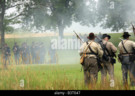 Accampati e unione di soldati face off durante una battaglia in una guerra civile Encampment Rievocazione Storica Foto Stock