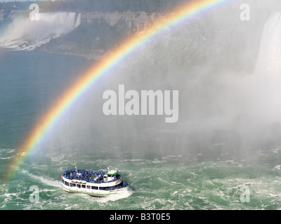 Canada,Ontario,Niagara Falls,la Domestica della Foschia tour barca si avvicina il canadese cade con un arcobaleno con le Cascate Americane in Foto Stock