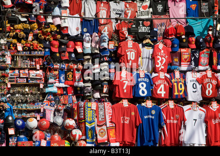 London west end bancarella vendendo souvenir magliette da calcio etc west end di Londra Inghilterra Regno unito Gb Foto Stock