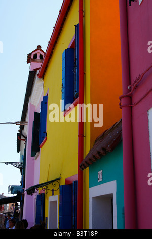 Case colorate di Burano, insieme con il canale/canali. Venezia (Venezia), Italia (Italia) Foto Stock