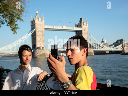 Due ragazzi adolescenti su un tour della città di Londra Foto Stock