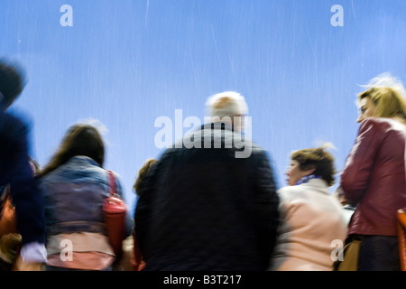 Le persone che hanno preso rifugio da una pioggia pesante, Siviglia, Spagna Foto Stock